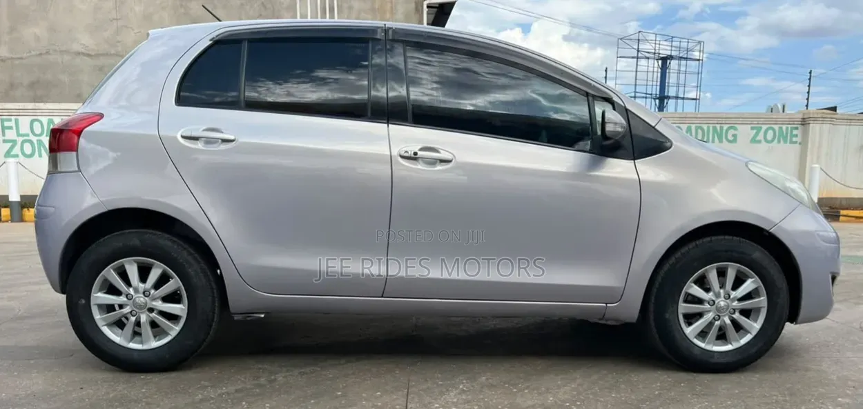 Toyota Vitz 2010 Silver