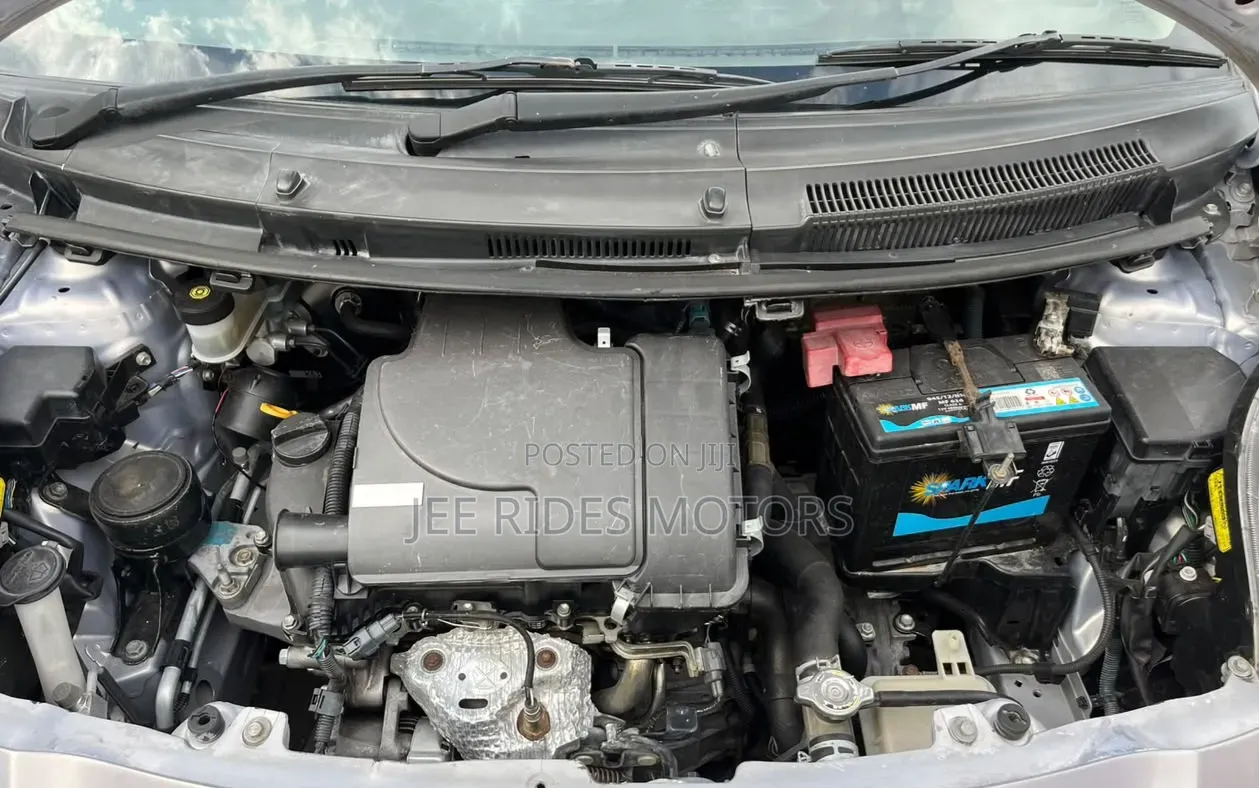 Toyota Vitz 2010 Silver