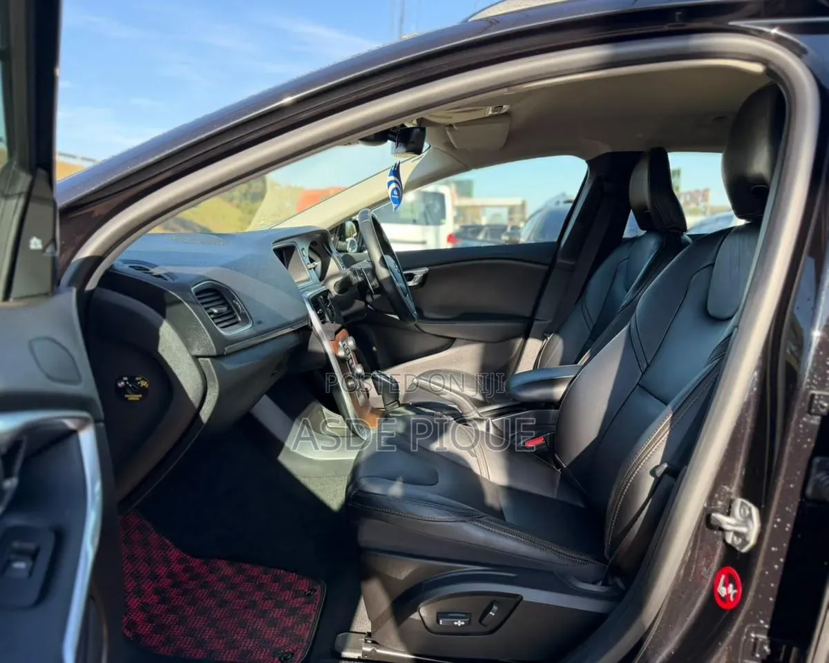 Volvo V40 2019 Black