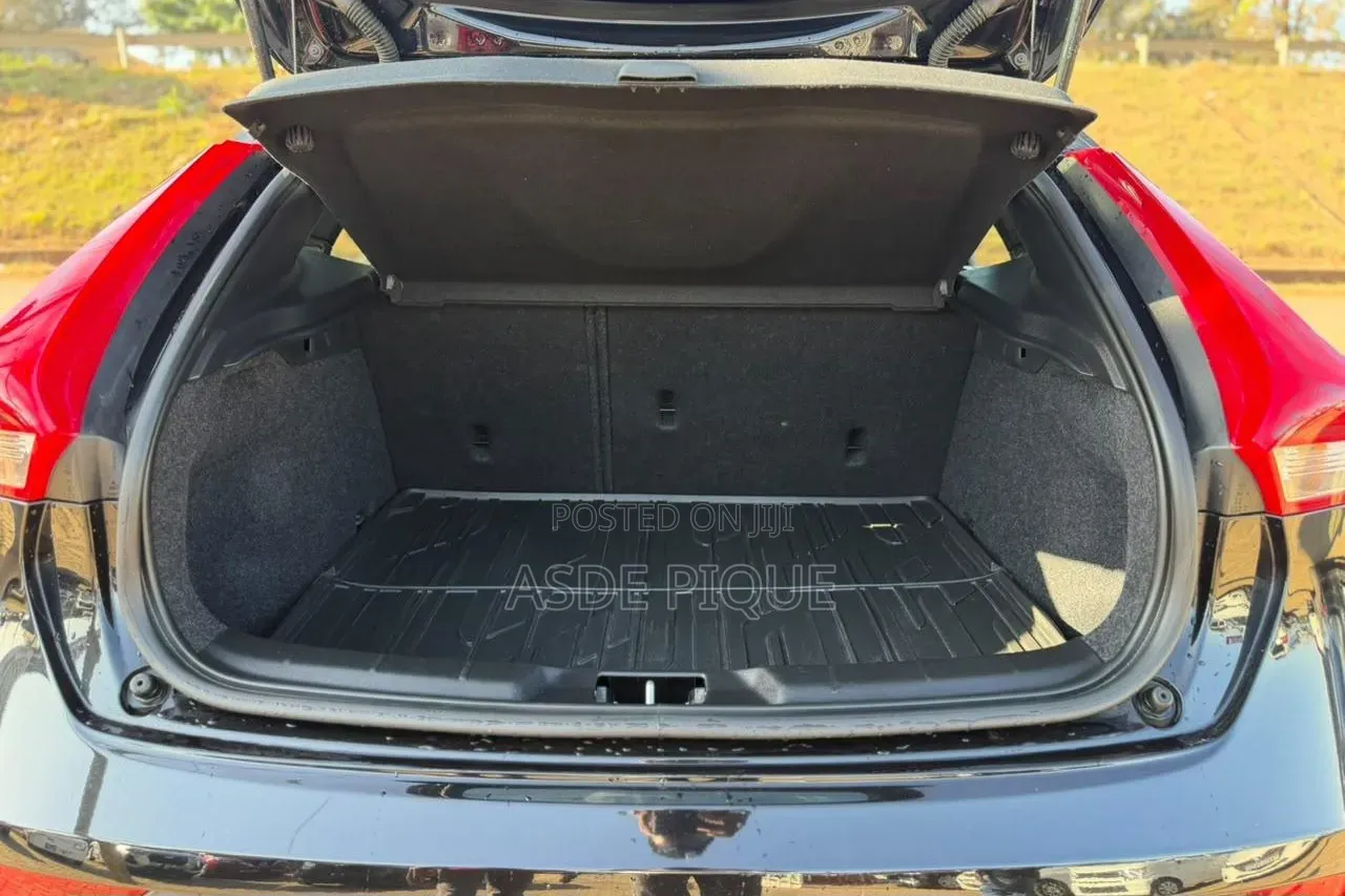Volvo V40 2019 Black