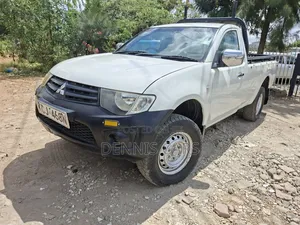 Mitsubishi L200 Club Cab 2.5 180hp 4WD 2015 White