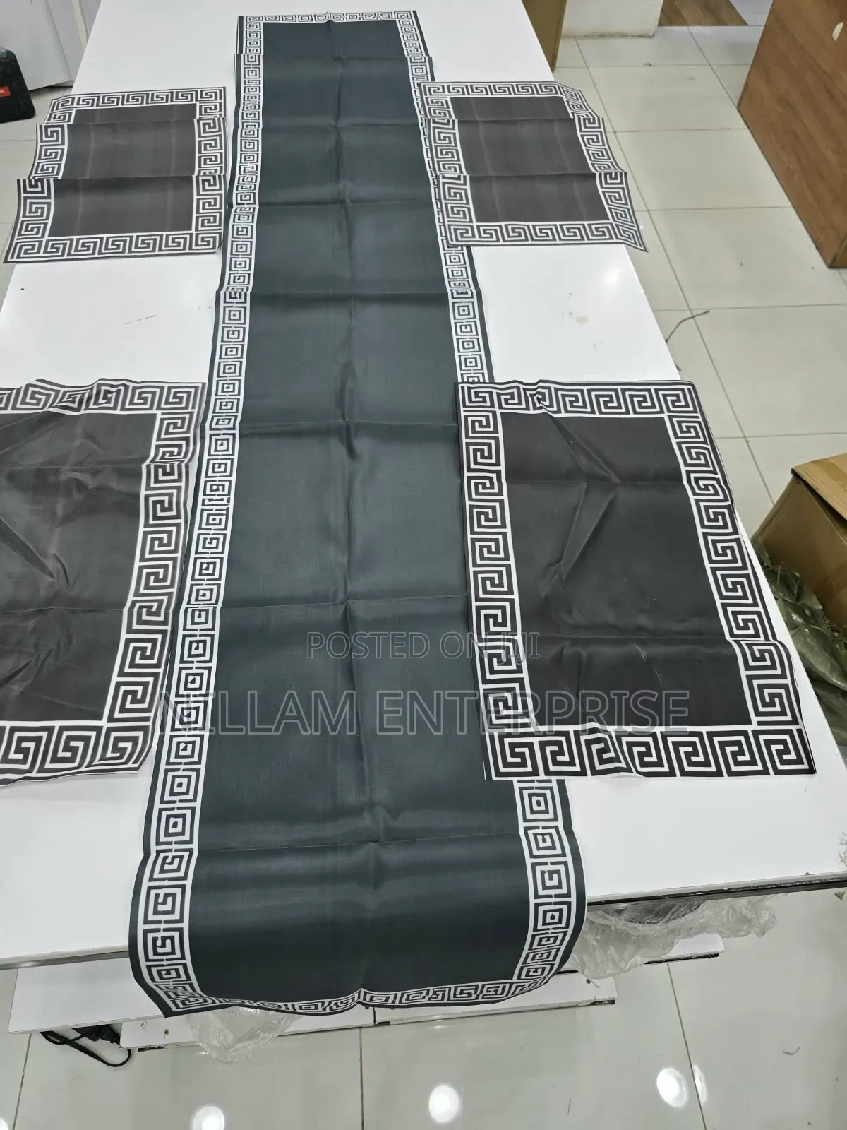 Light Polyyester Material Table Runner Plus 4 Table Mats*