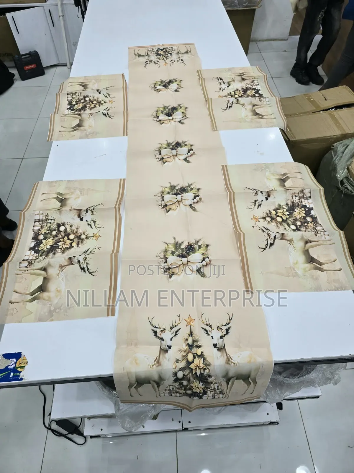 Light Polyyester Material Table Runner Plus 4 Table Mats*