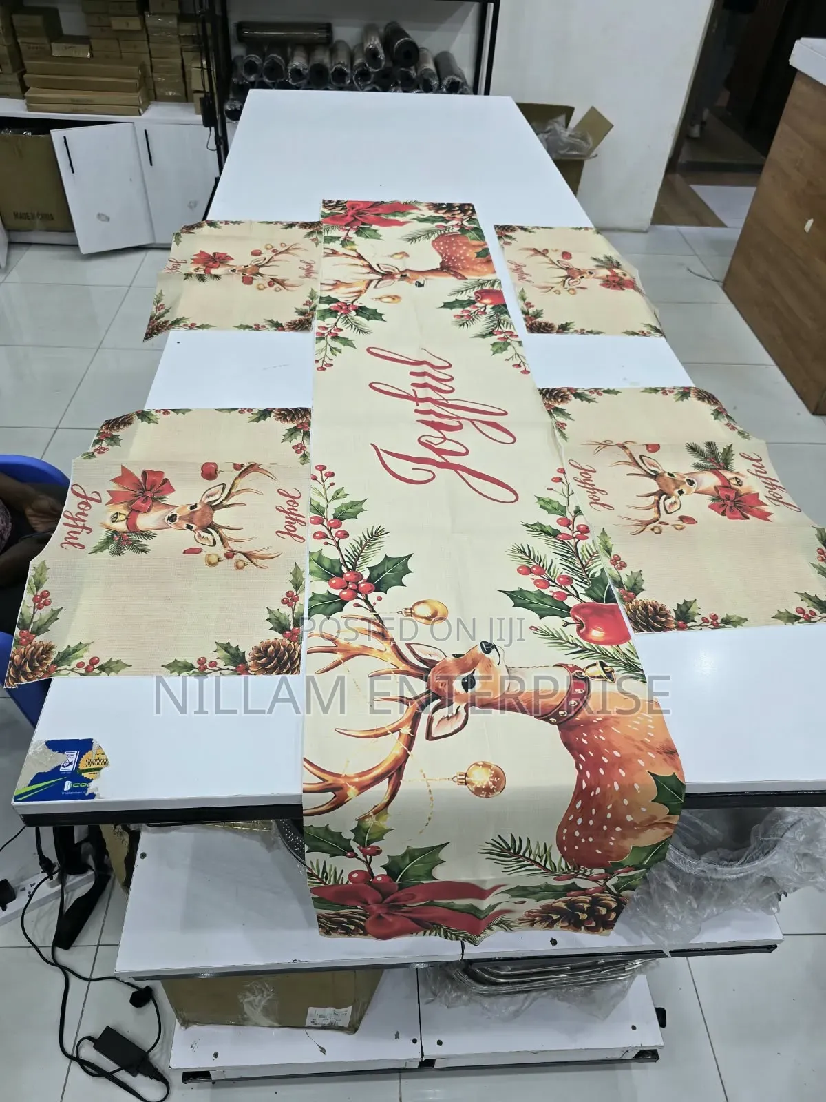 Light Polyyester Material Table Runner Plus 4 Table Mats*