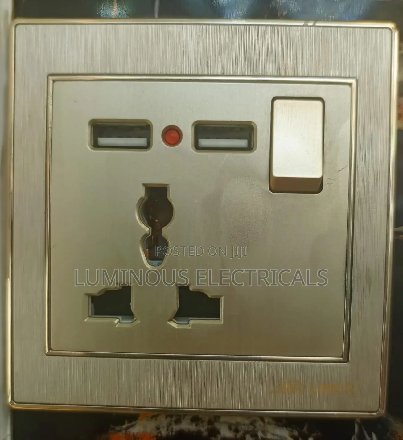 Premium 13A Single Switched Universal Multi-Socket Dual USB Ports