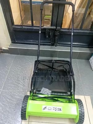 Manual Lawn Mower for Residential Lawns