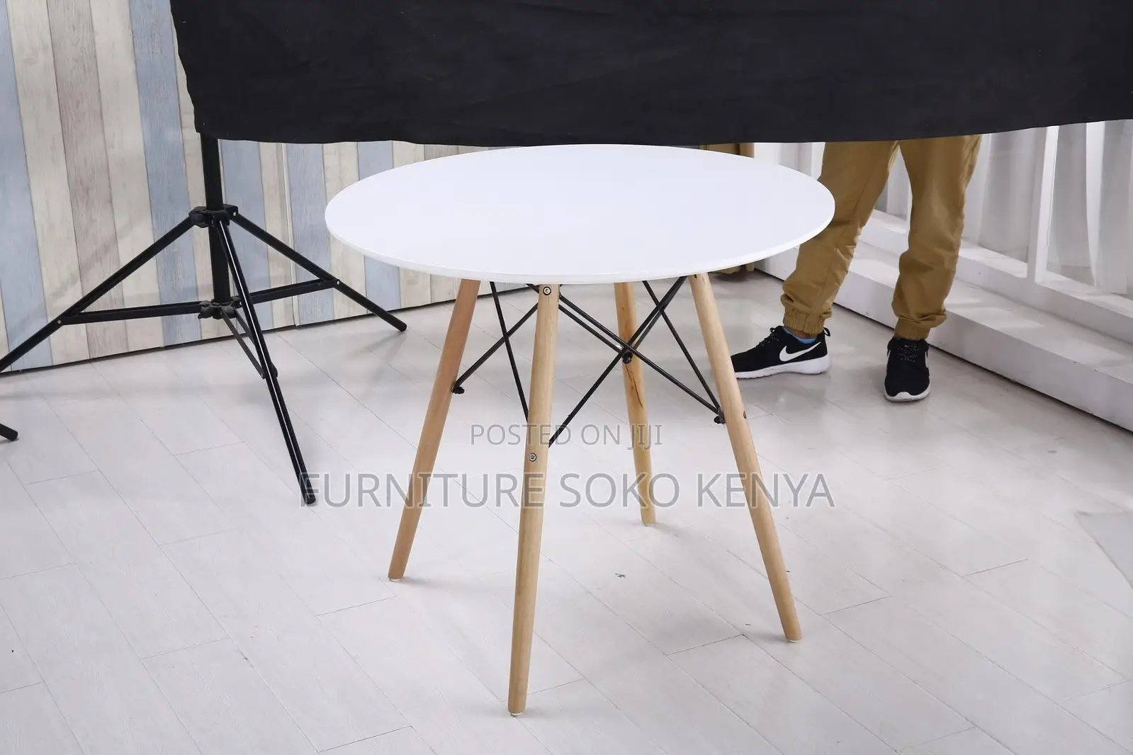 Dining Table : Eames Round Dining Table