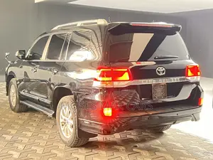 Toyota Land Cruiser 4.6 V8 AX 2018 Black