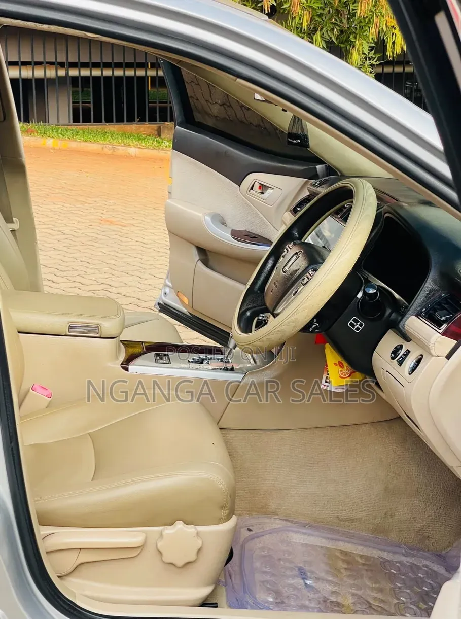 Toyota Crown 2011 Silver