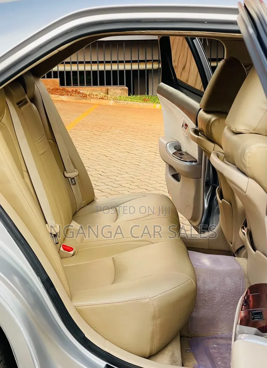 Toyota Crown 2011 Silver