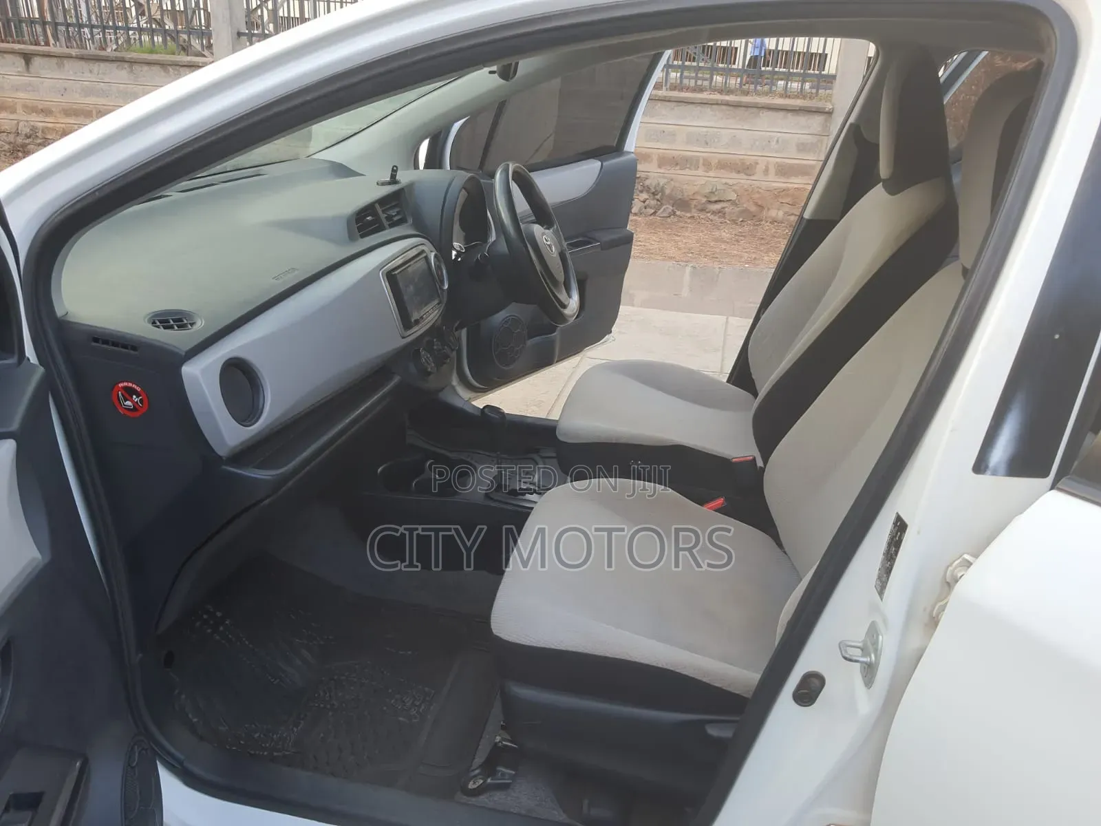 Toyota Vitz 1.0 FWD 5dr 2014 White