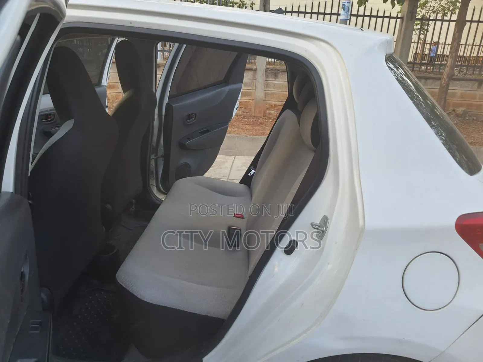 Toyota Vitz 1.0 FWD 5dr 2014 White
