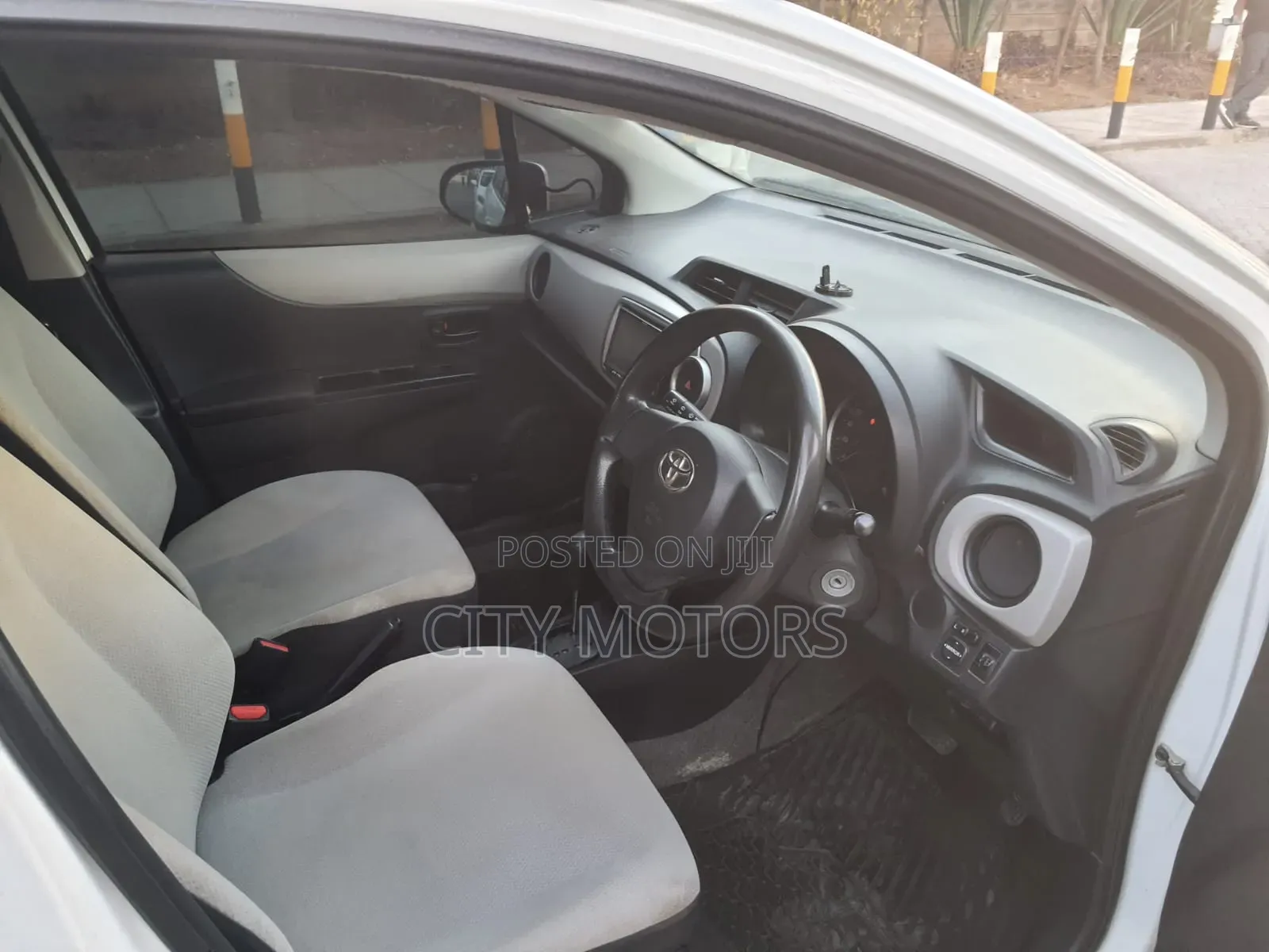 Toyota Vitz 1.0 FWD 5dr 2014 White