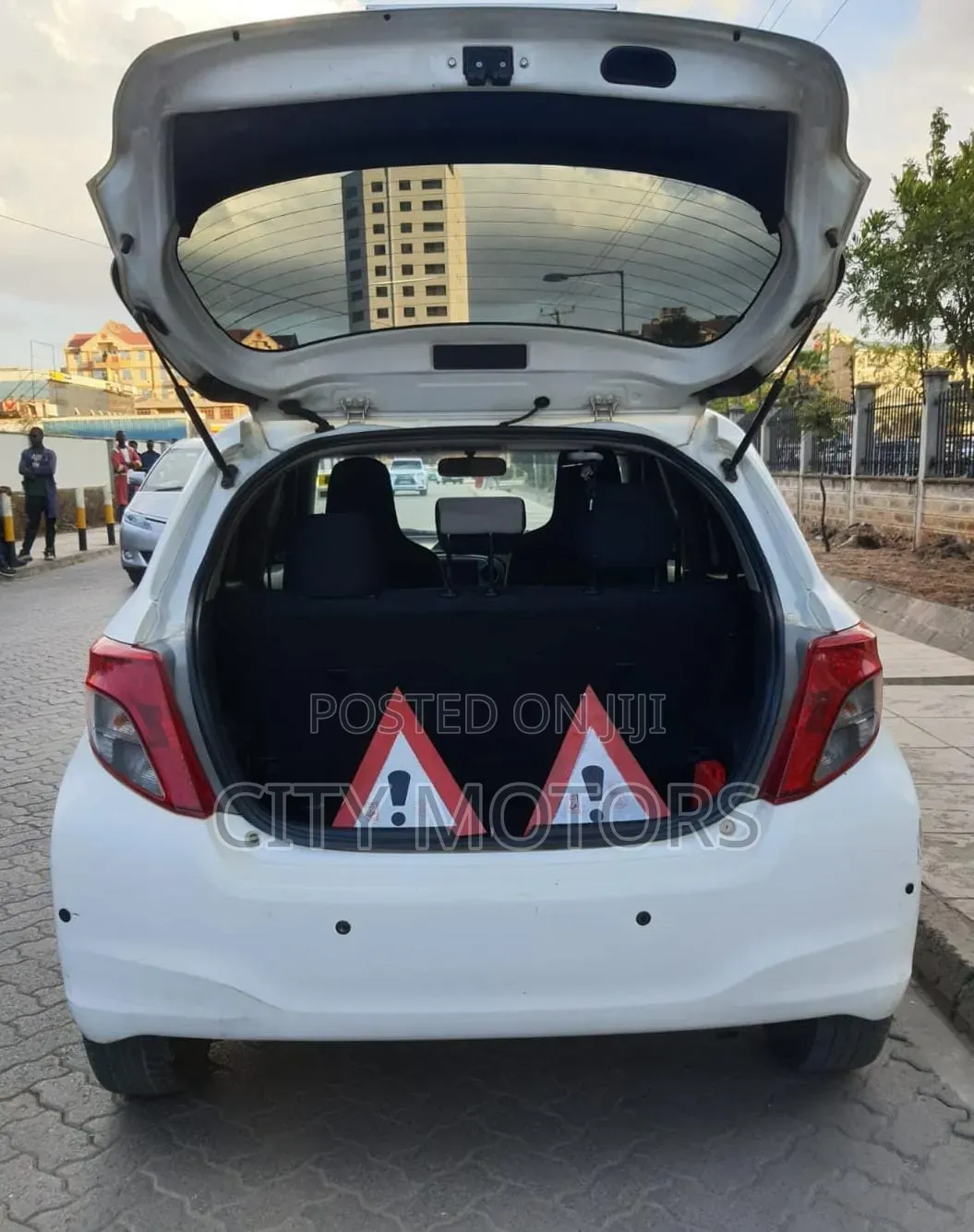 Toyota Vitz 1.0 FWD 5dr 2014 White