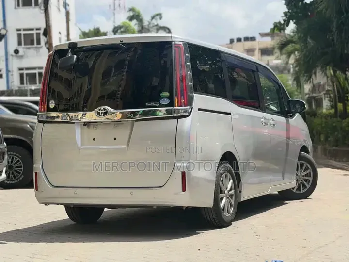 Toyota Noah 2020 Gold