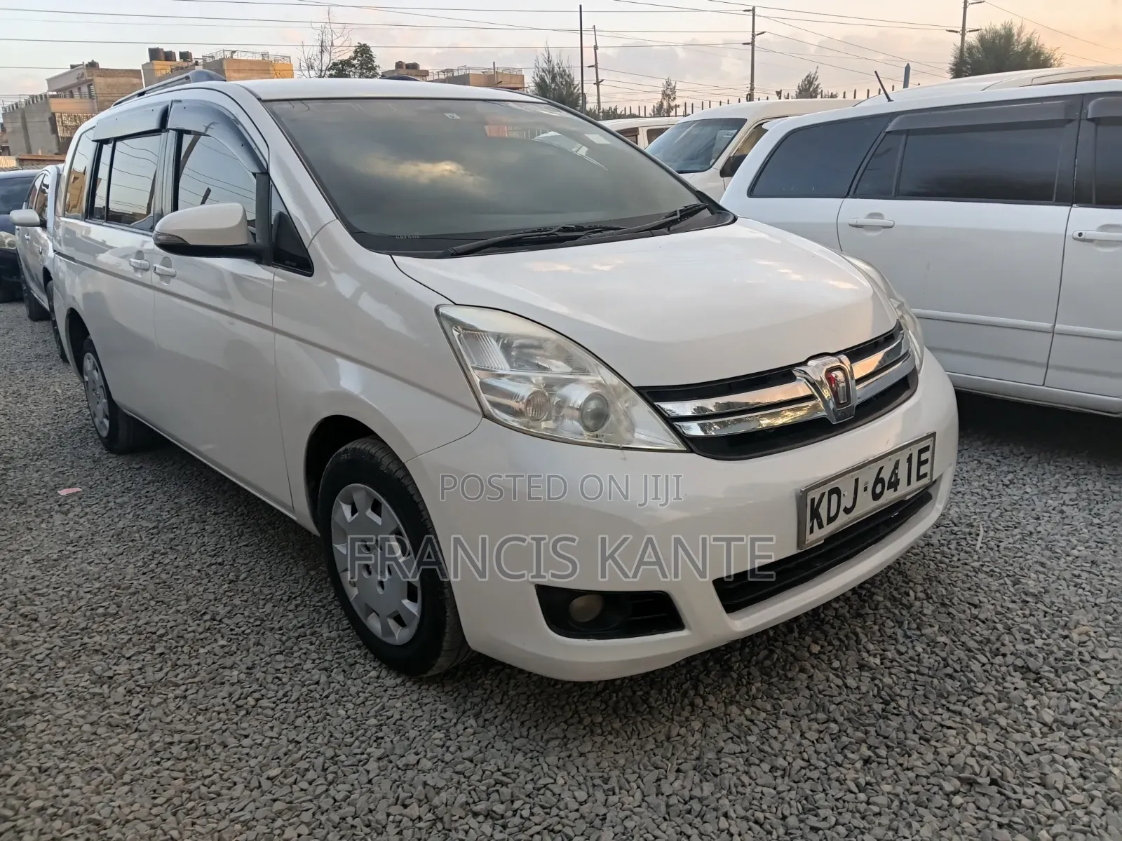 Toyota ISIS 2013 White