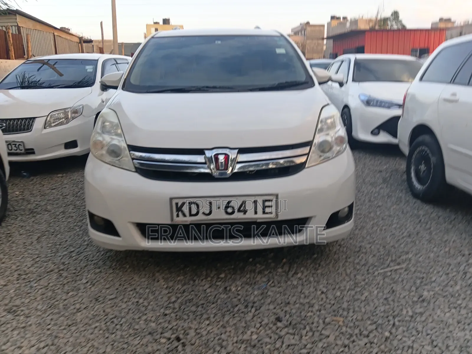 Toyota ISIS 2013 White