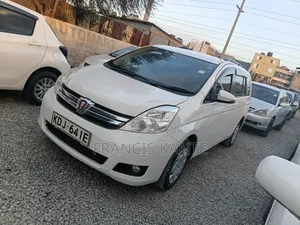 Toyota ISIS 2013 White