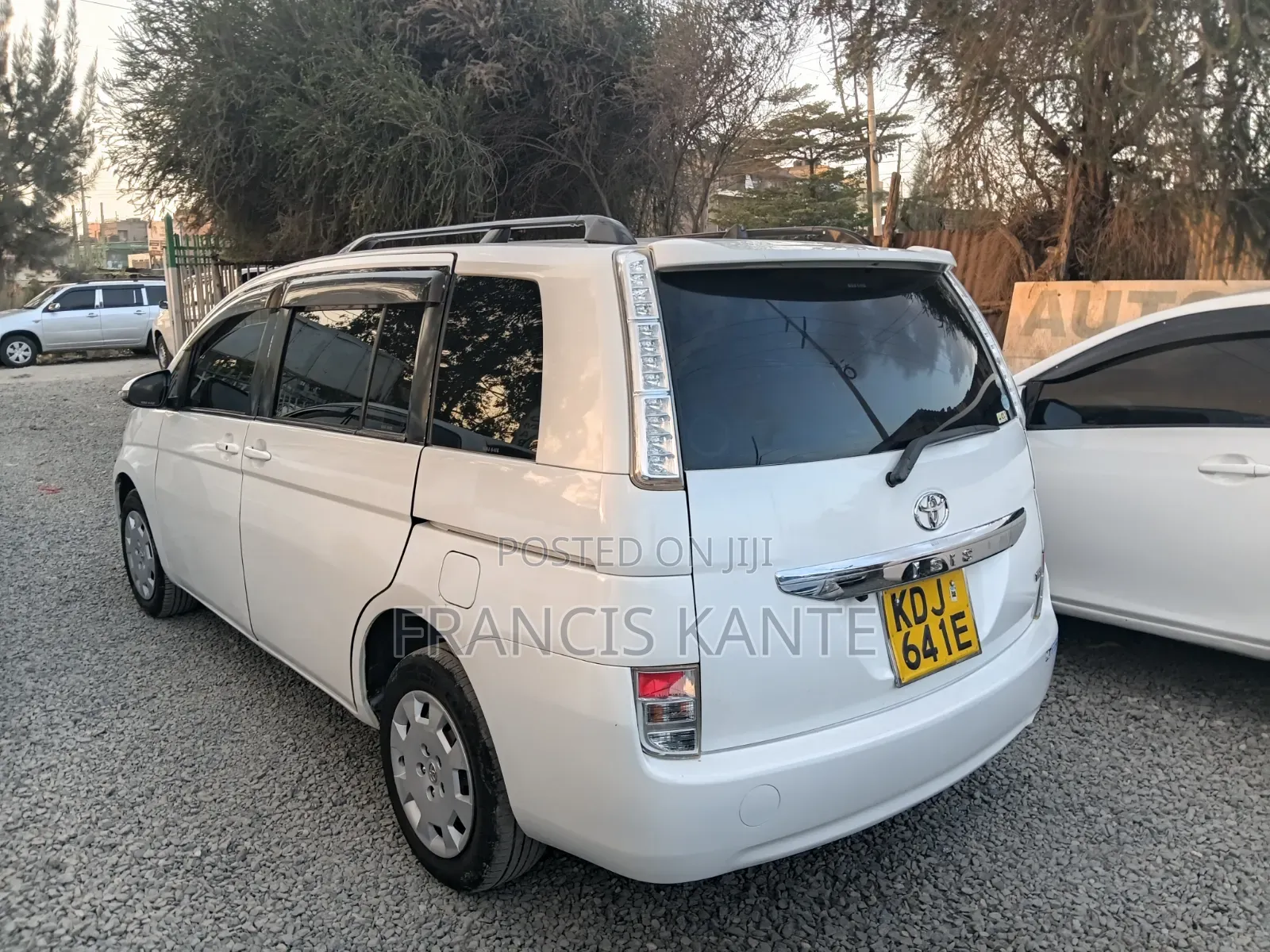 Toyota ISIS 2013 White