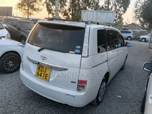 Toyota ISIS 2013 White