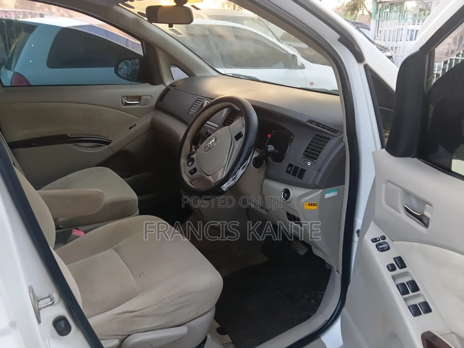 Toyota ISIS 2013 White