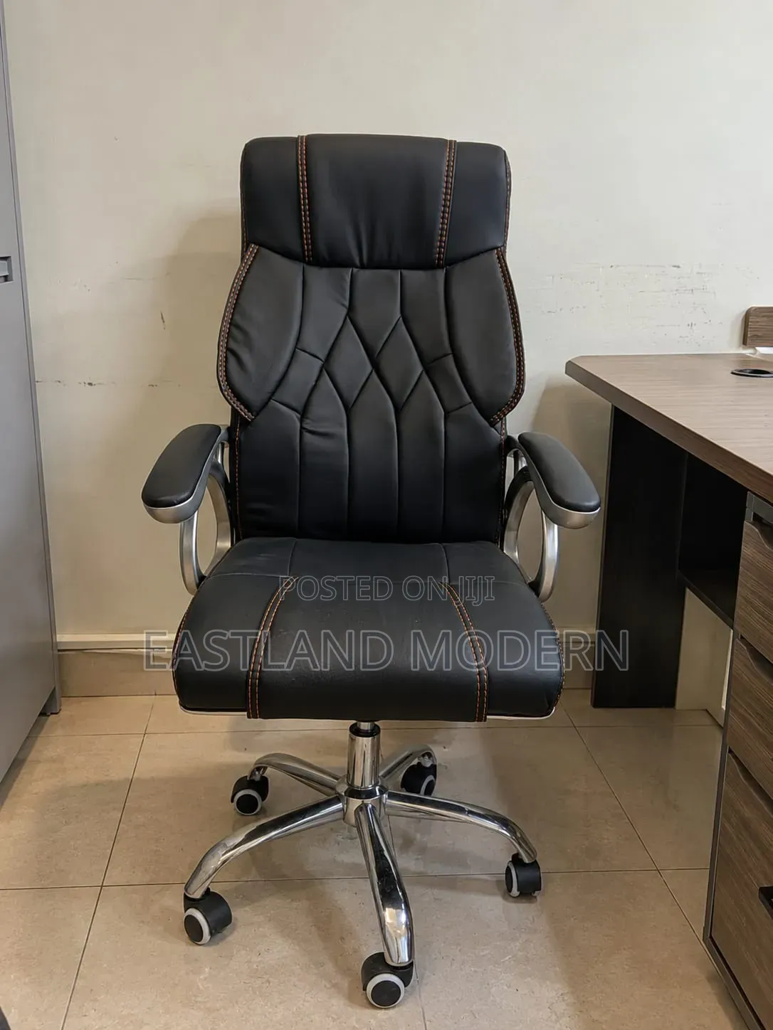 Executive Leather Office Chair – High Back Swivel Chair.