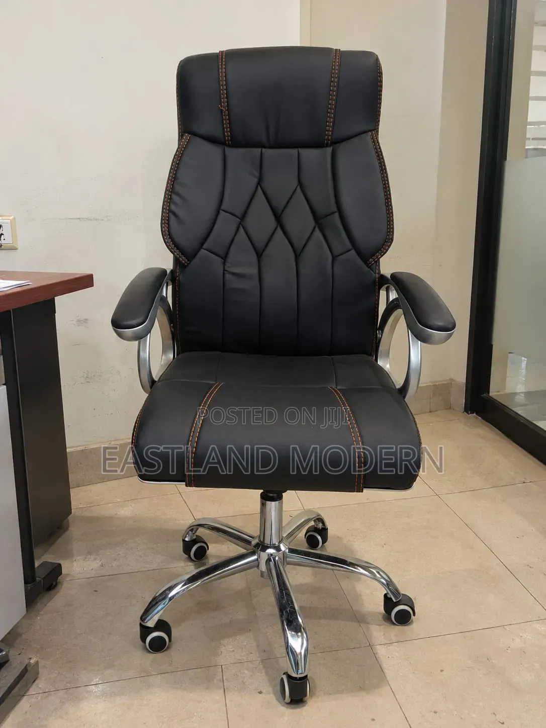 Executive Leather Office Chair – High Back Swivel Chair.