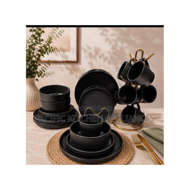 24 PCS Black Ribbed Dinner Set - main view