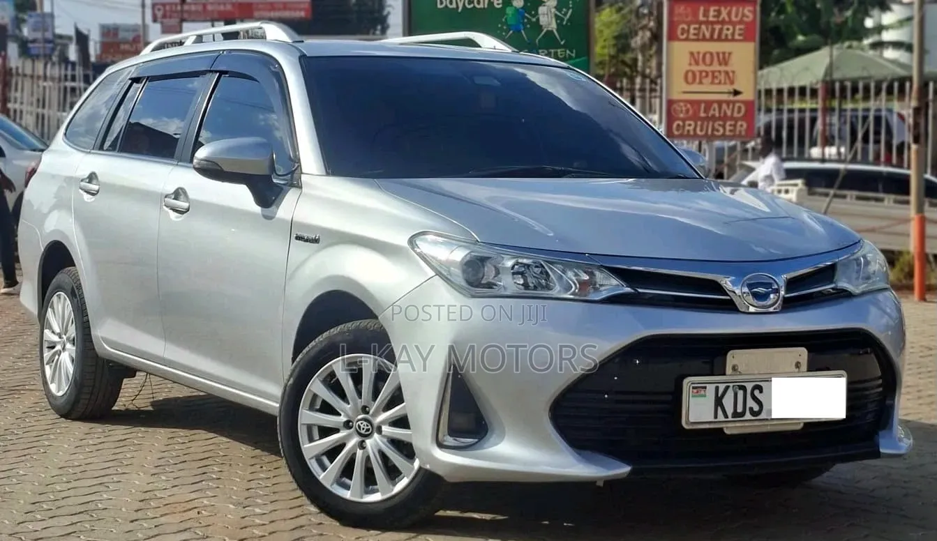Toyota Corolla Fielder 2018 Silver
