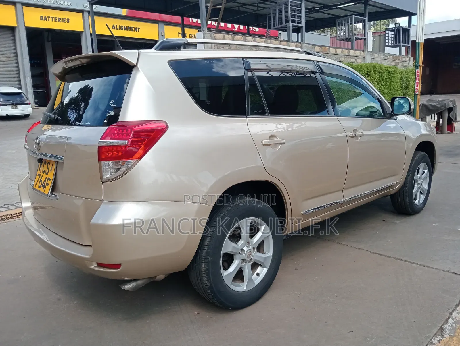 Toyota Vanguard 2012 Gold