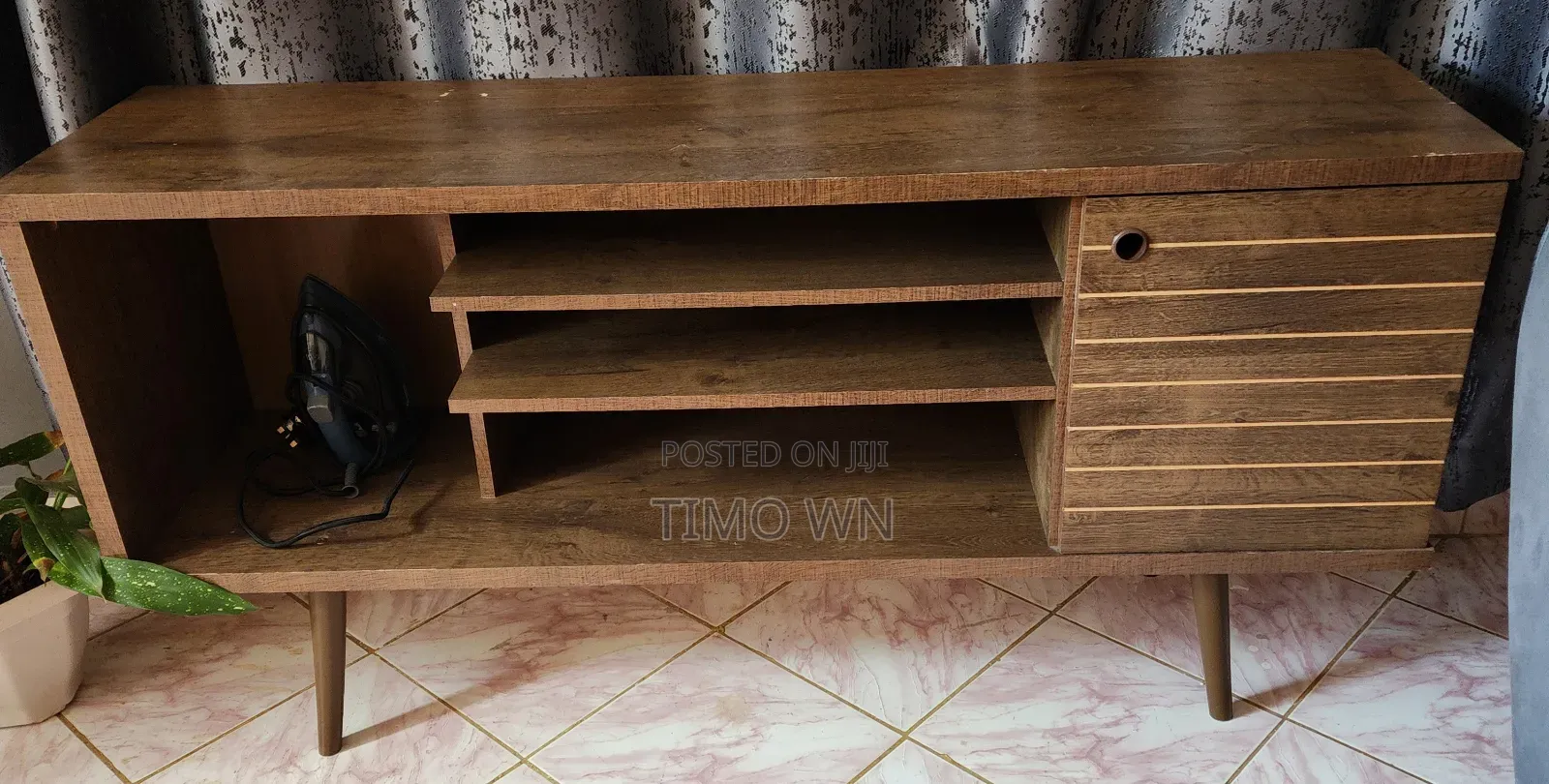 TV STAND 5 fT