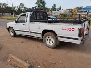 Mitsubishi L200 1996 White