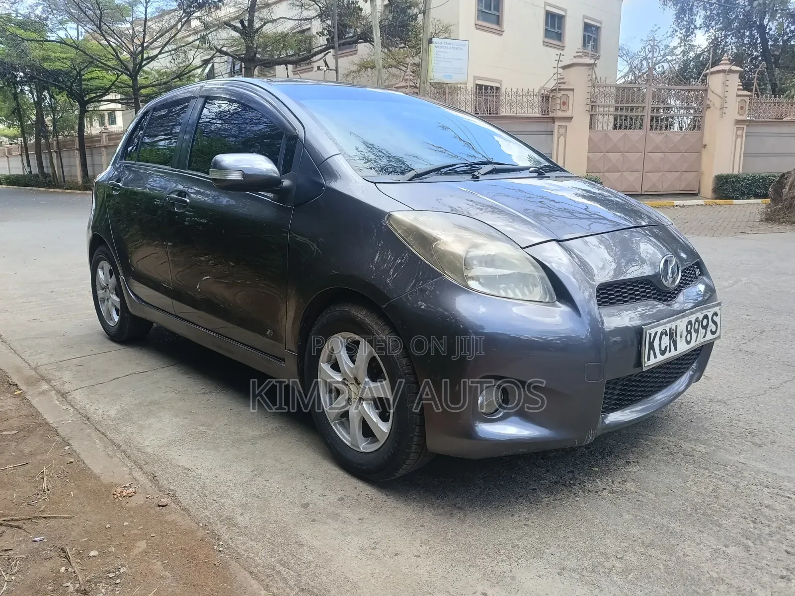 Toyota Vitz 1.3 AWD 5dr 2010 Gray