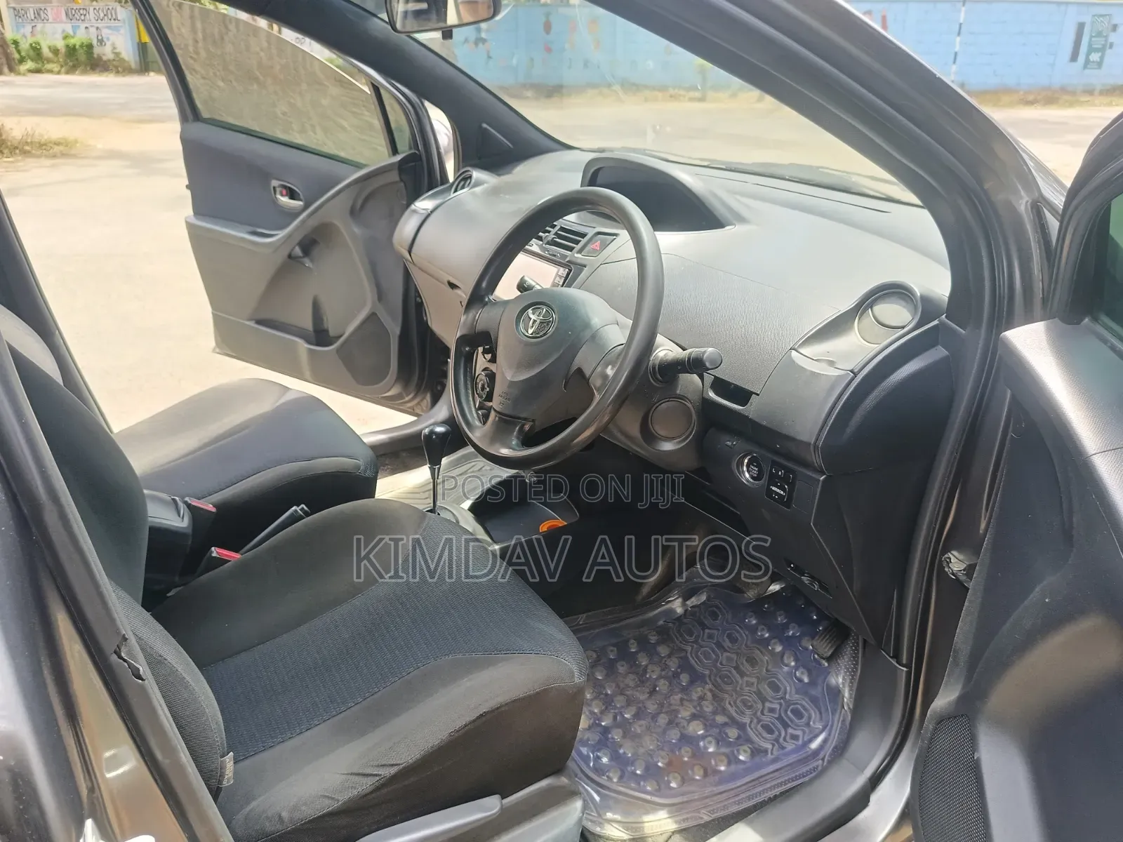 Toyota Vitz 1.3 AWD 5dr 2010 Gray