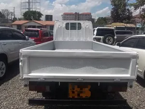 Mitsubishi Fuso 2013 White