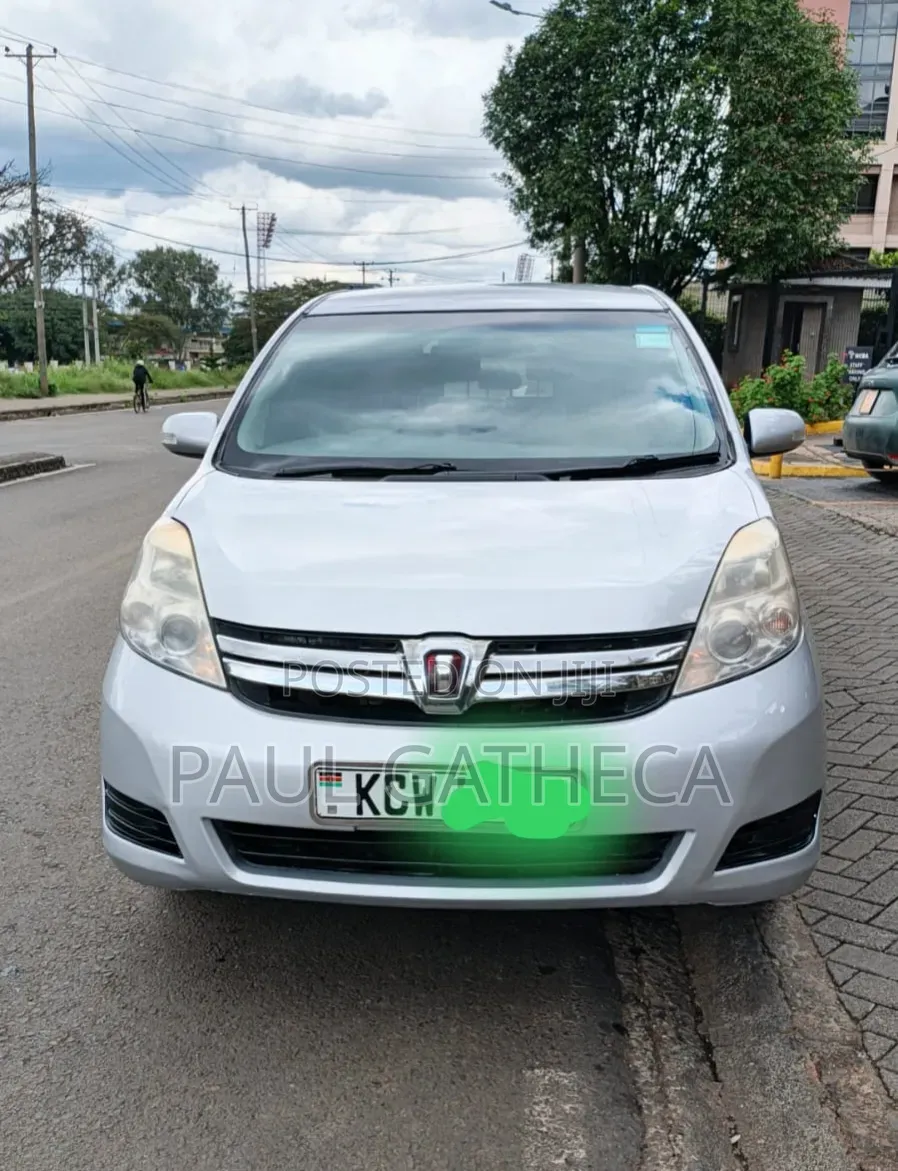 Toyota ISIS 2013 Silver