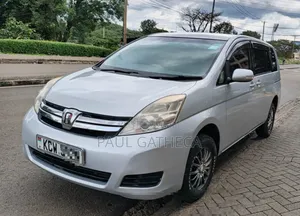 Toyota ISIS 2013 Silver