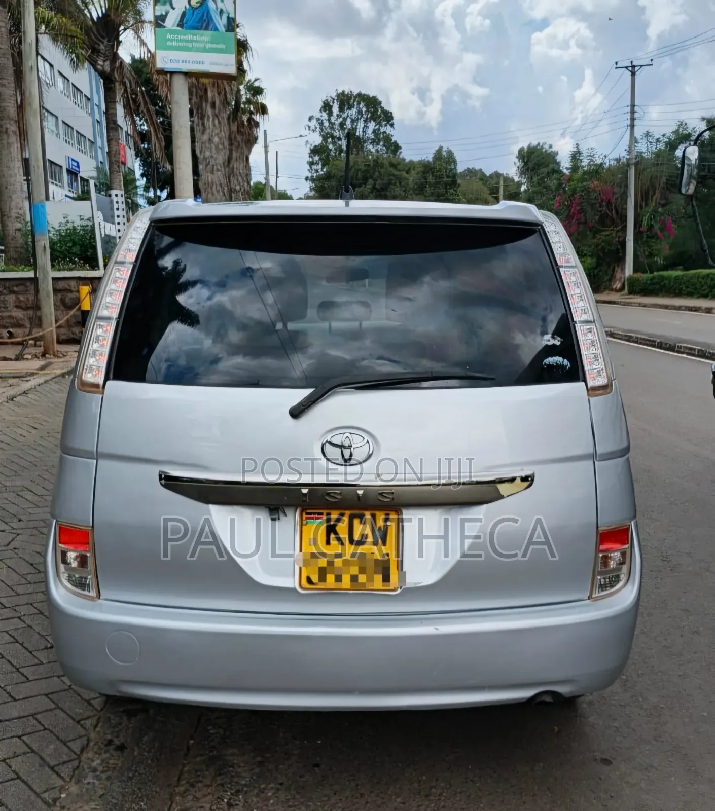 Toyota ISIS 2013 Silver