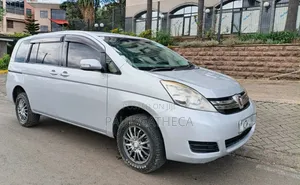 Toyota ISIS 2013 Silver