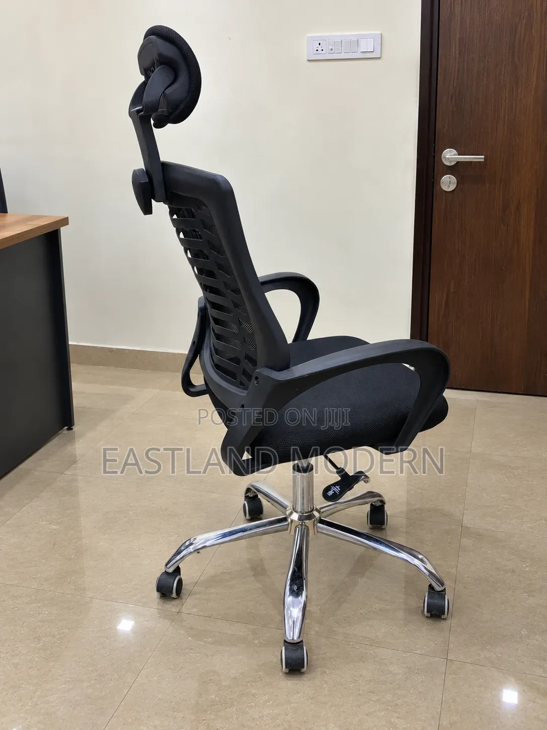 Ergonomic Mesh Office Chair With Headrest – Modern Office Seating