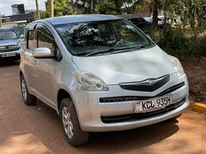 Toyota Ractis 1.5 FWD 2010 Silver