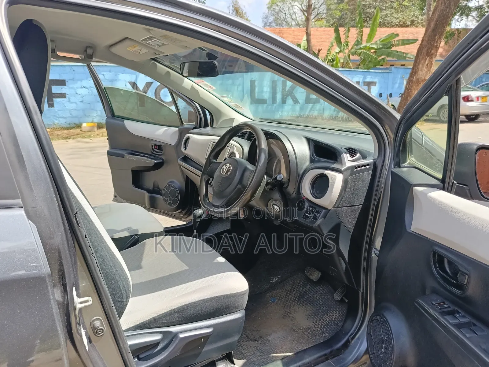 Toyota Vitz 1.3 FWD 5dr 2014 Gray