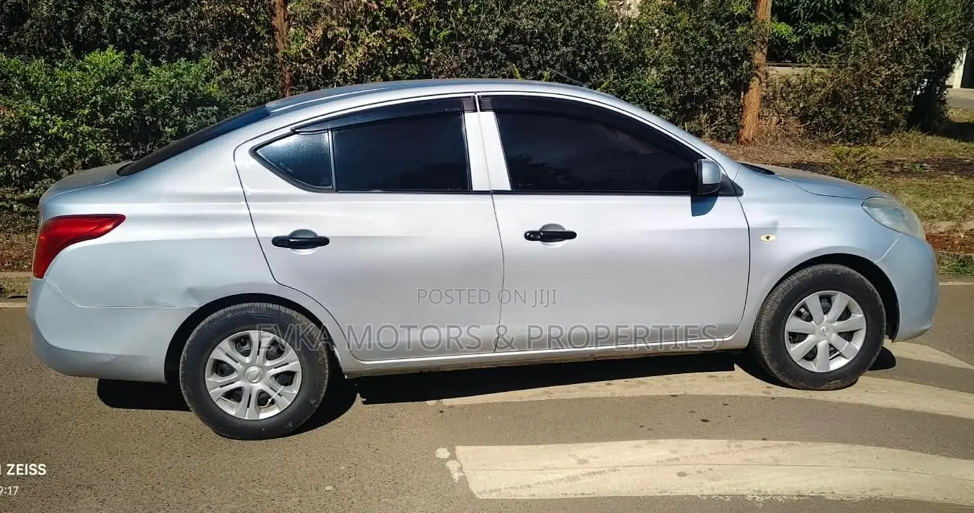 Nissan Tiida 2014 Silver