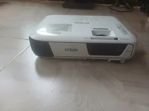 Epson Projector Epson EB-S31 3LCD Projector in Good Condition
