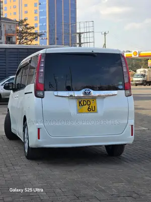 Toyota Noah 2014 White