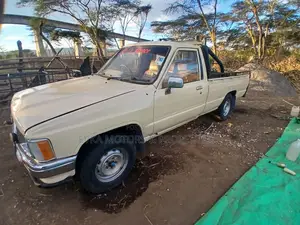 Toyota Hilux 1998 Yellow