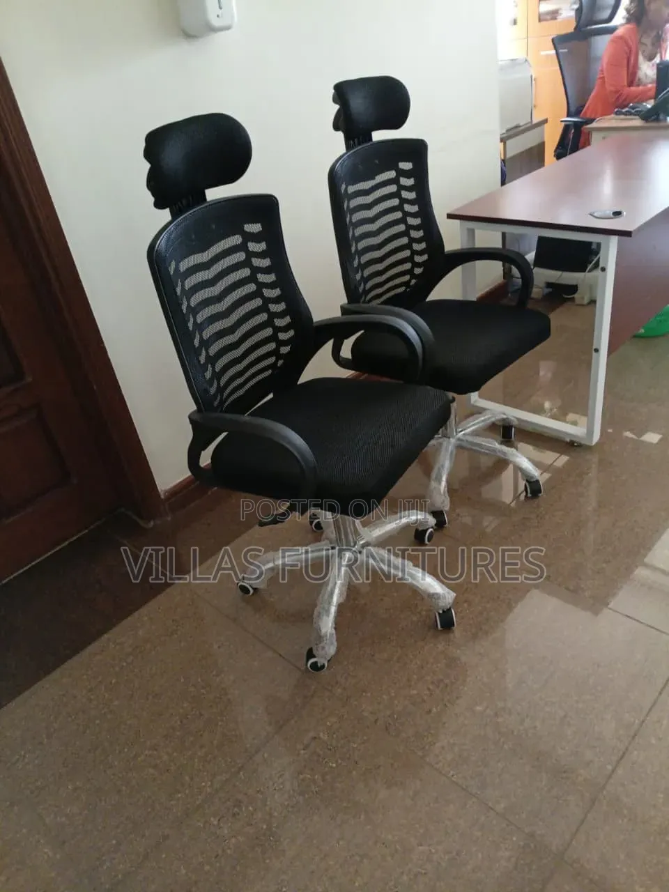 Professional Mesh Headrest Office Chair With Swivel Base