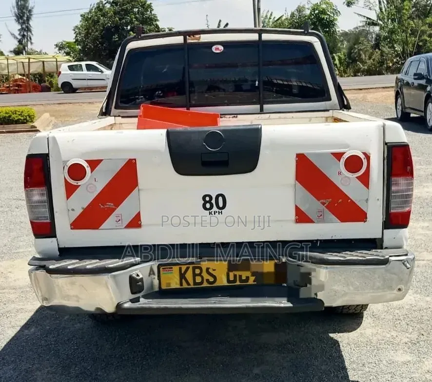 Nissan NP300 2010 White