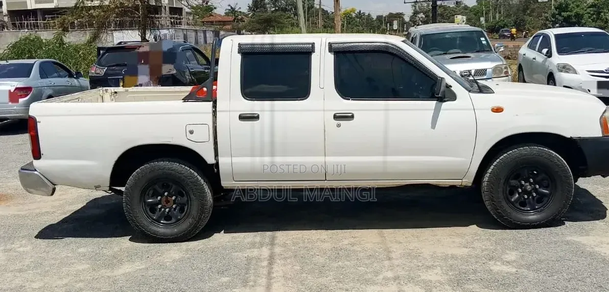 Nissan NP300 2010 White
