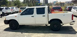 Nissan NP300 2010 White